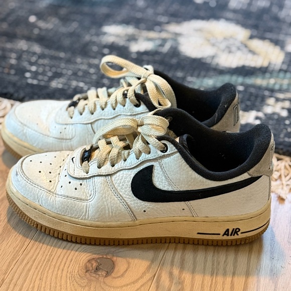 Nike Cream and Black Sneakers - Picture 1 of 4